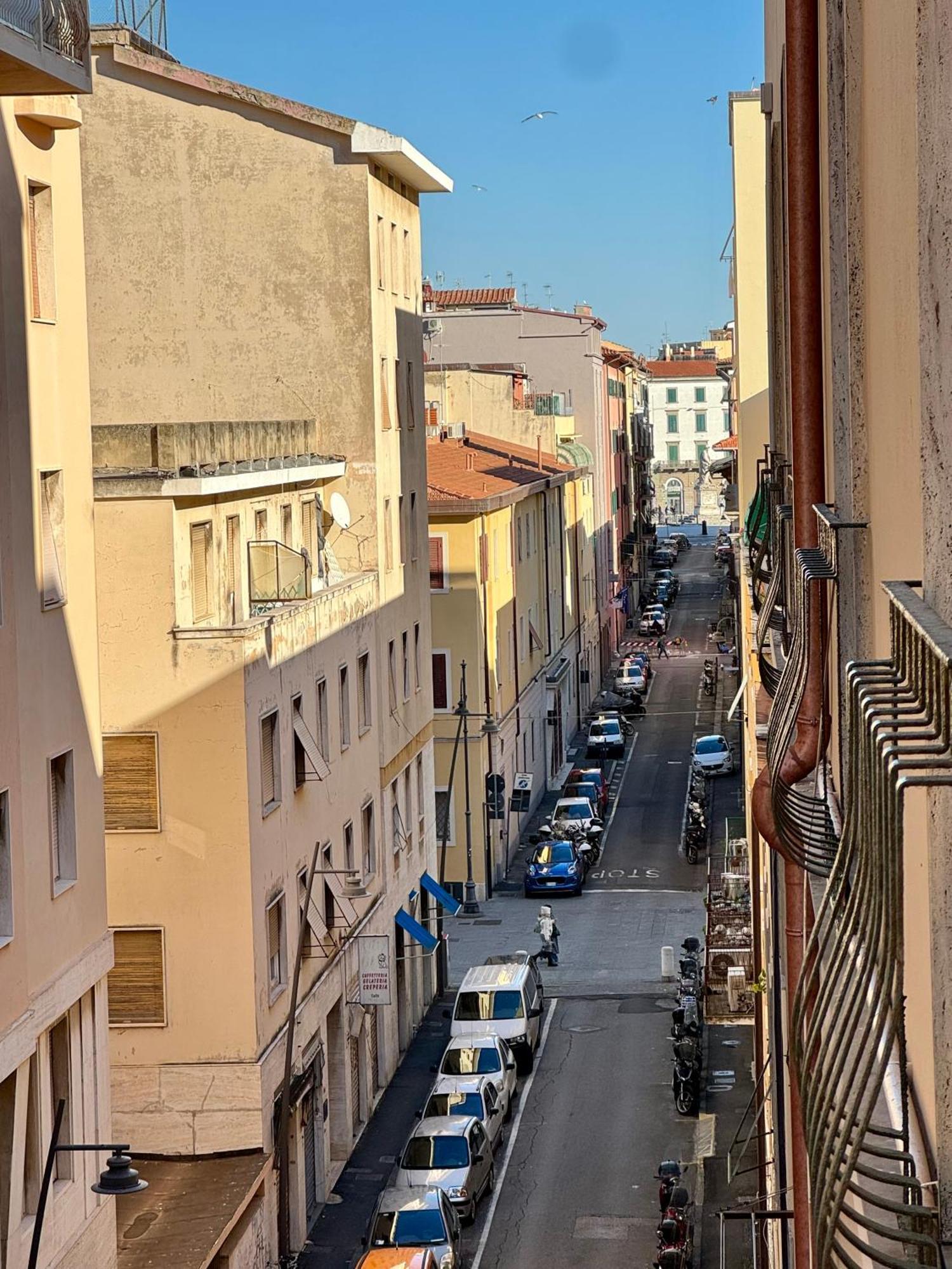 Affittacamere The Shuttle Livorno Ngoại thất bức ảnh